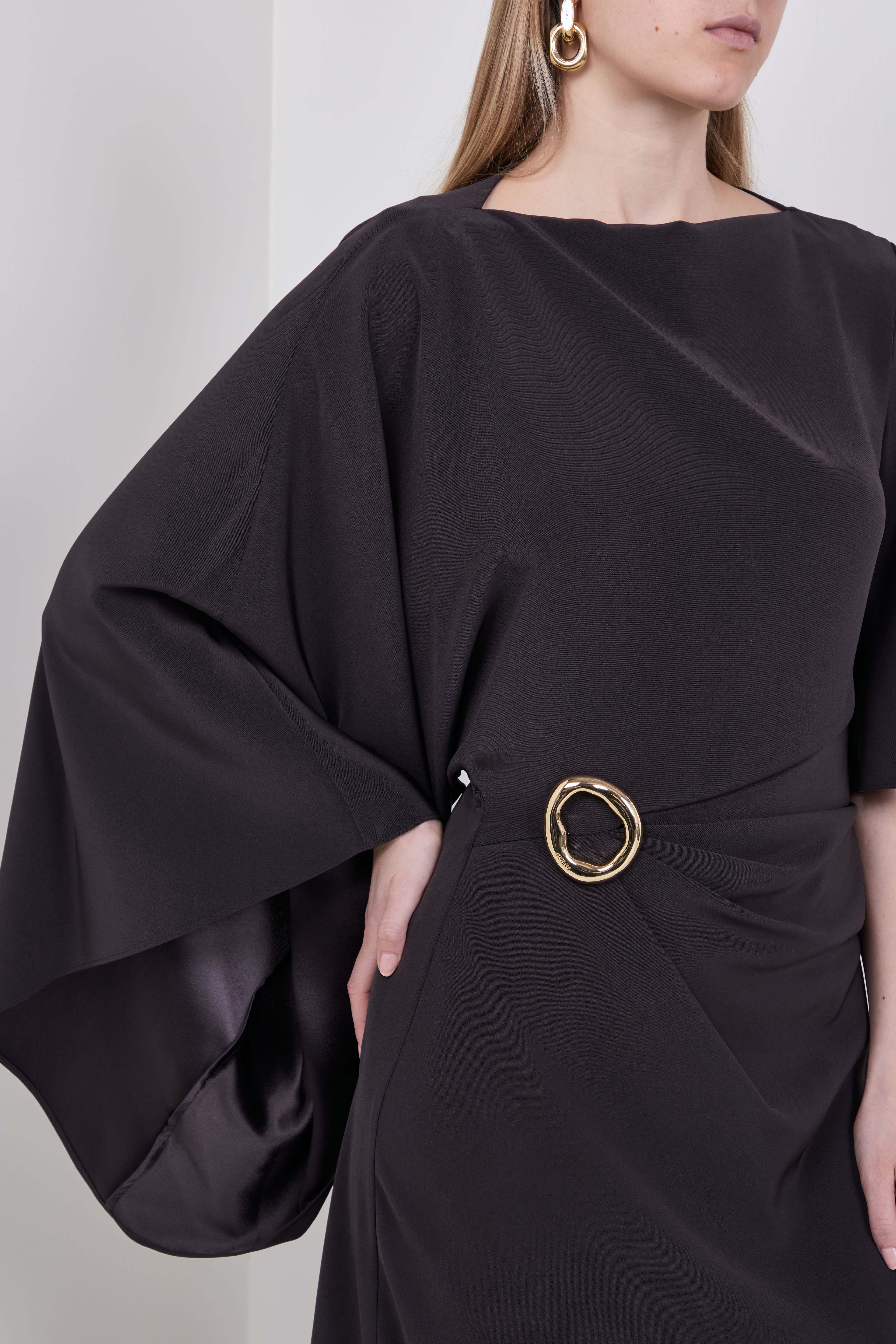 תמונת תקריב דוגמן של שמלת מקסי