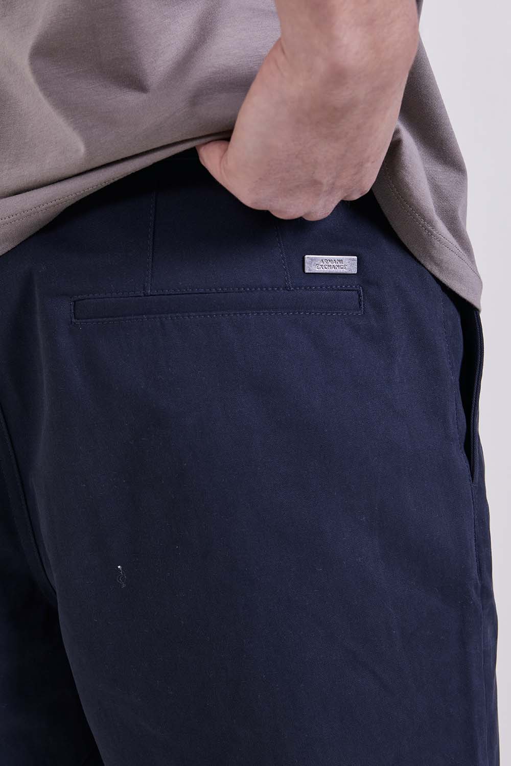 תמונת תקריב דוגמן של מכנסי ברמודה