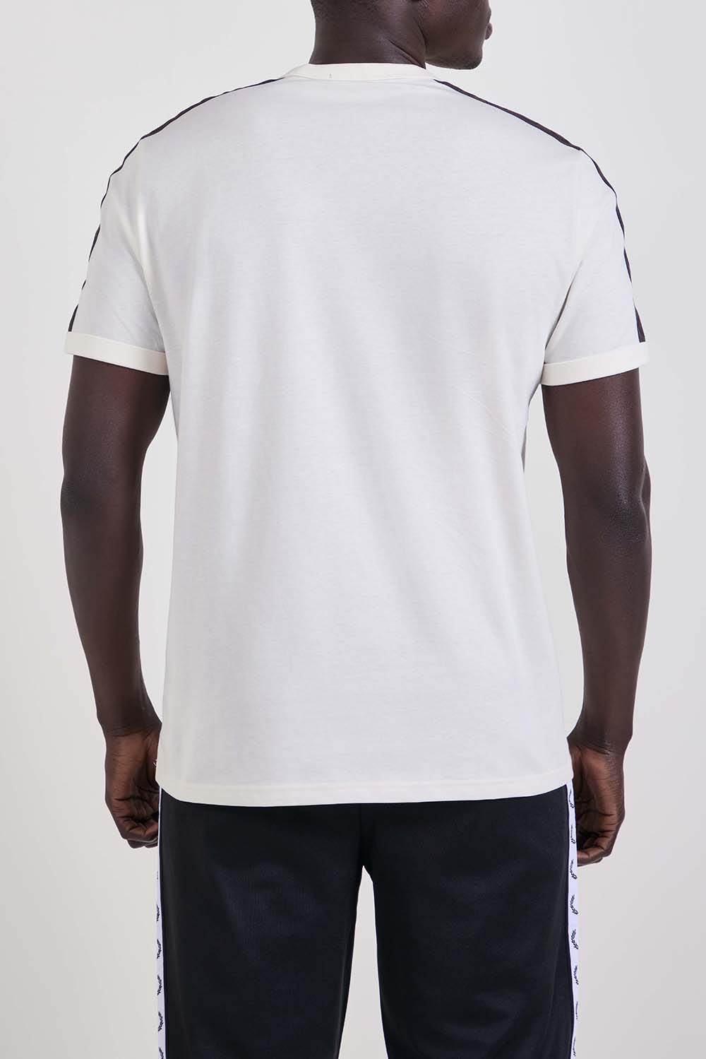 תמונת דוגמן אחורית של חולצת טי