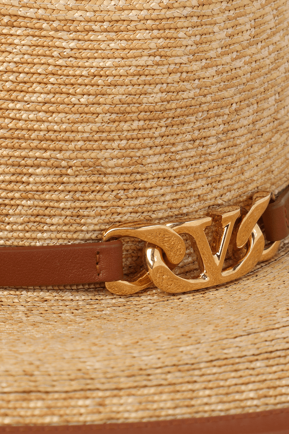 תמונת תקריב של כובע קש רחב שוליים