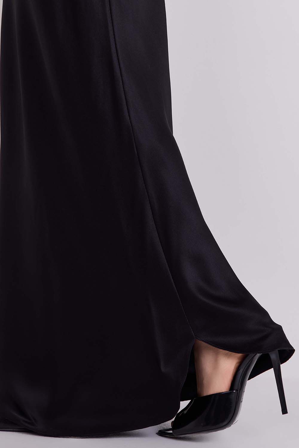 תמונת תקריב דוגמן של שמלת מקסי