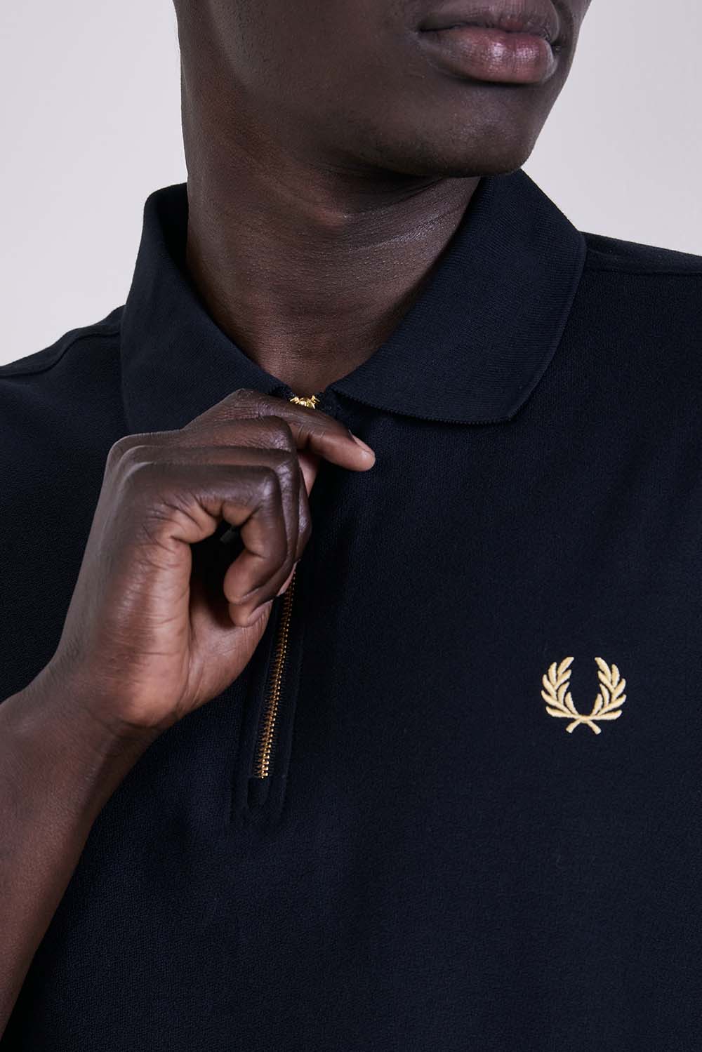 תמונת תקריב דוגמן של חולצת פולו חצי רוכסן