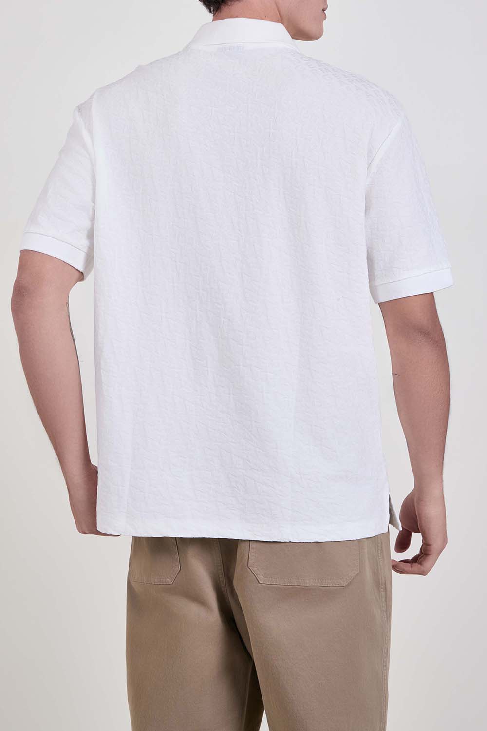 תמונת דוגמן אחורית של חולצת פולו בגזרה ישרה