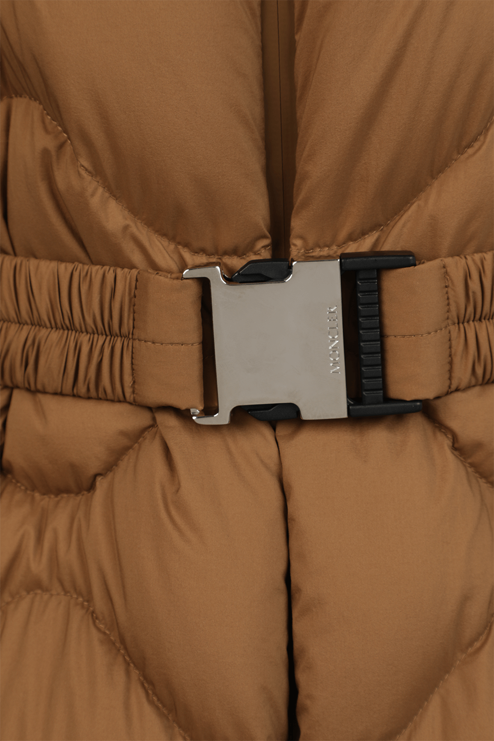 תמונת תקריב של מעיל וסט ארוך עם חגורה בגוון חום