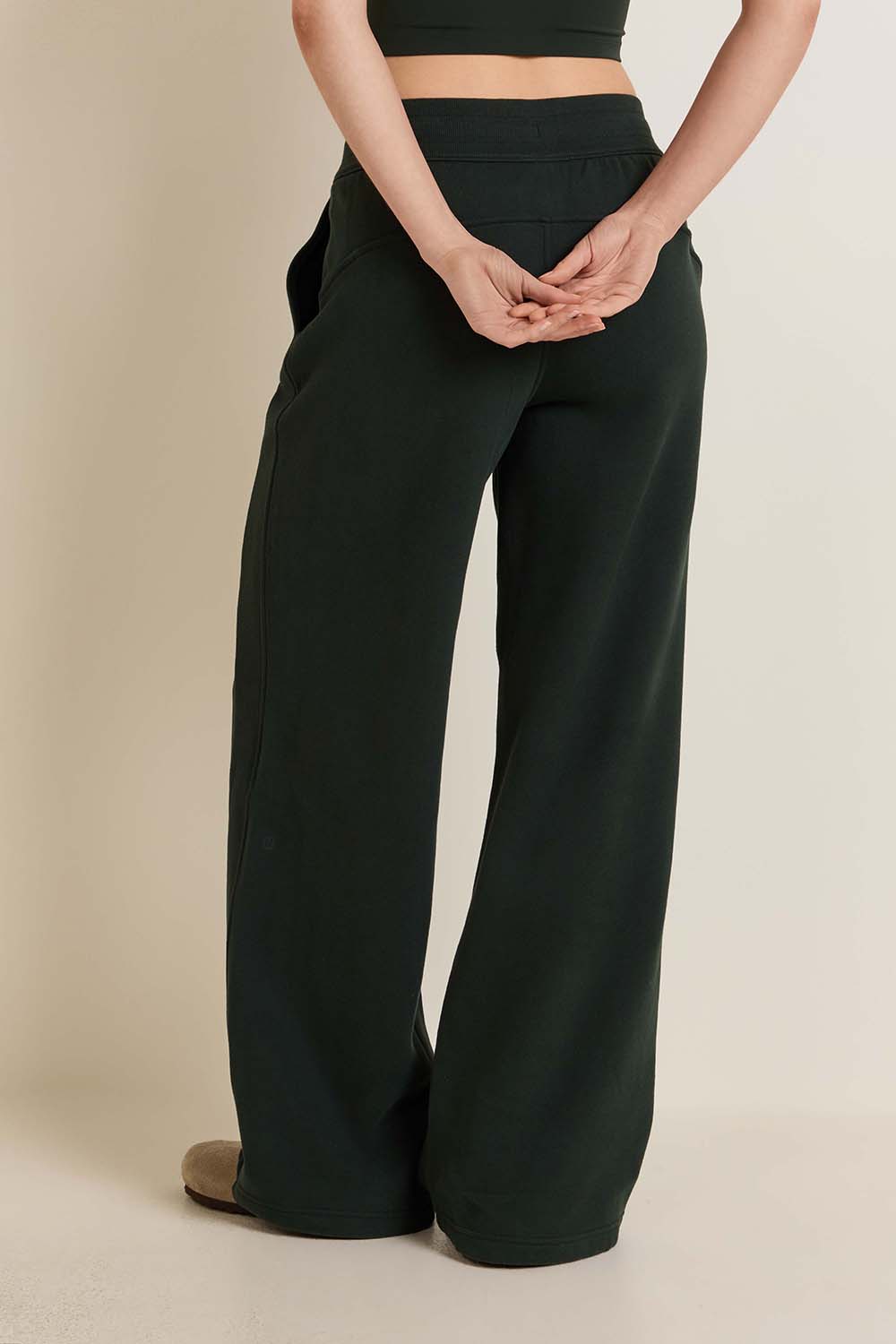 תמונת דוגמן אחורית של lululemon Align&trade; High-Rise Crop 23