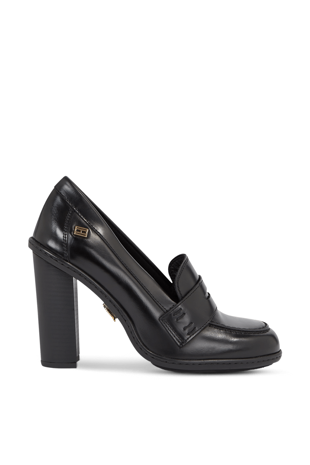 תמונה קידמית של נעלי מוקסינים עם עקב