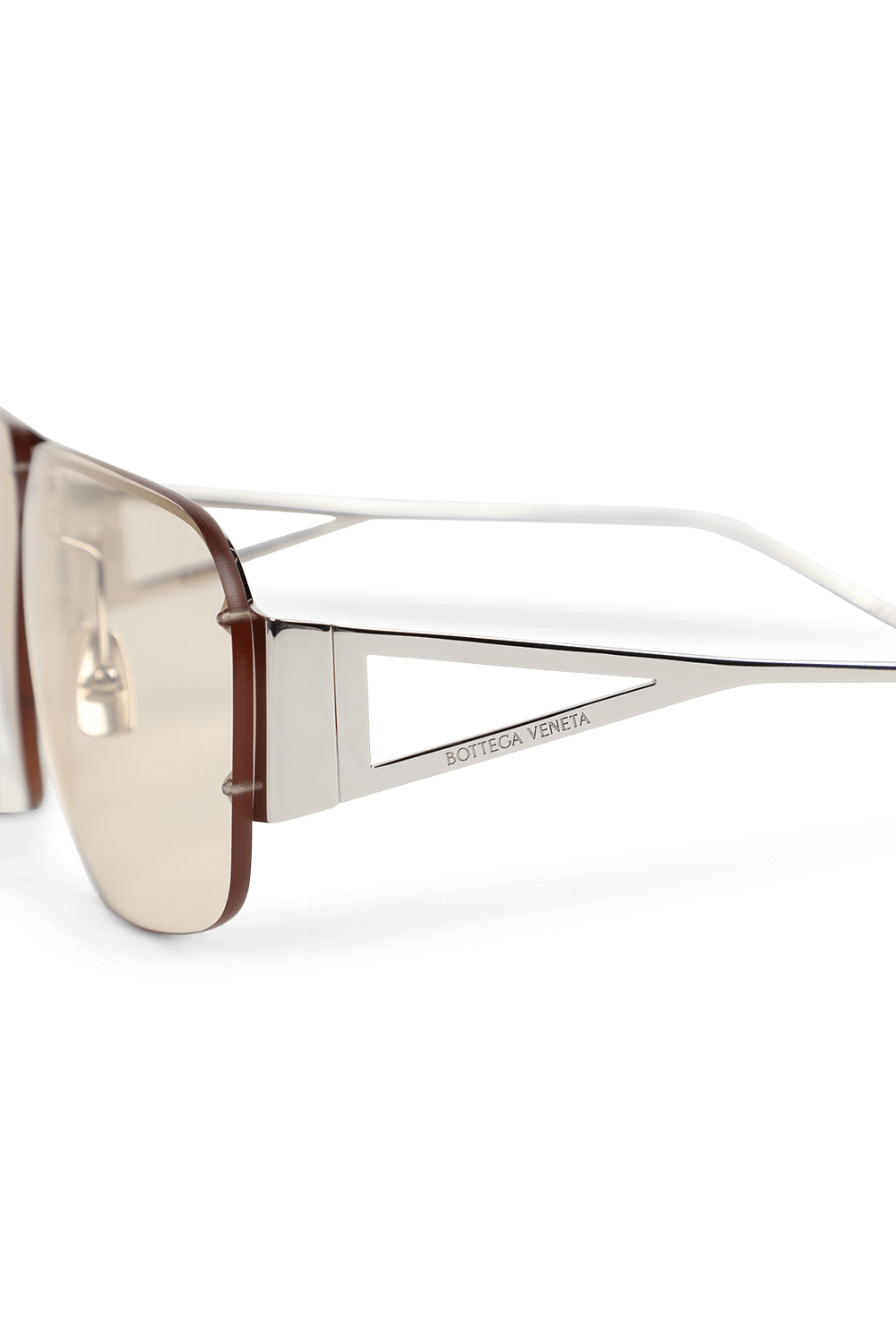 תמונת תקריב של משקפי שמש טייסים