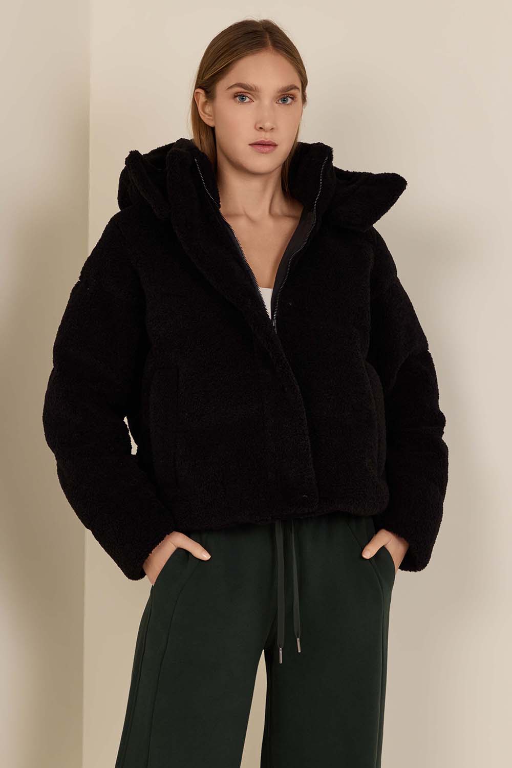 תמונת דוגמן קידמית של Wunder Puff Cropped Vest Textured Fleece