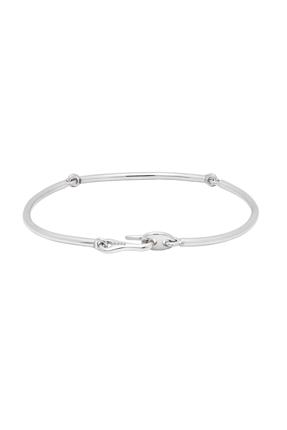 תמונת תקריב של צמיד כסף