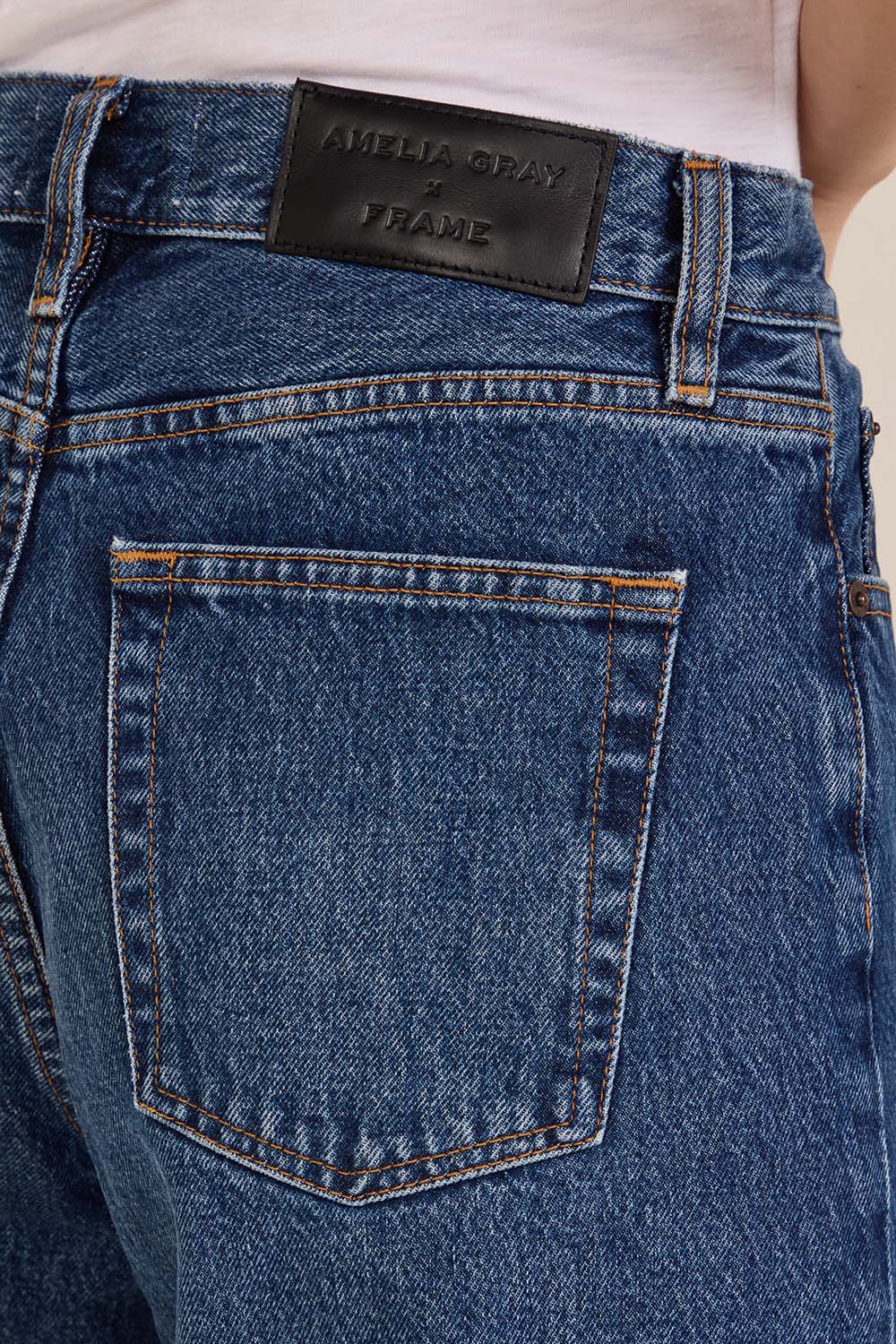 תמונת תקריב דוגמן של מכנסי ג'ינס בגזרת אוברסייז