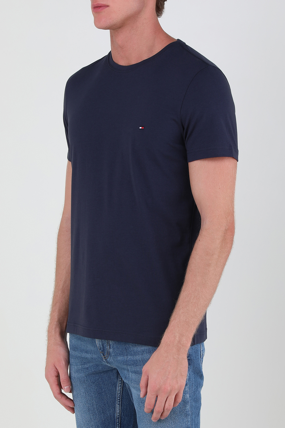 תמונת דוגמן קידמית של חולצת טי בייסיק