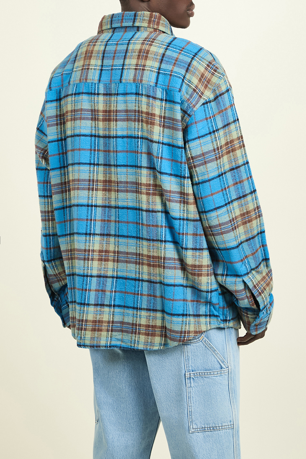 תמונת תקריב דוגמן של חולצת פלנל מכופתרת