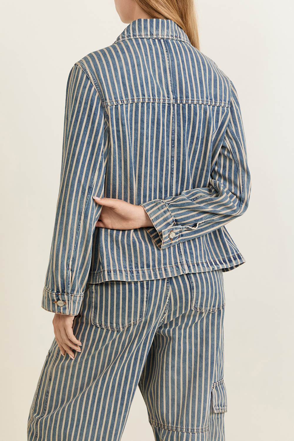 תמונת דוגמן אחורית של ז'קט ג'ינס