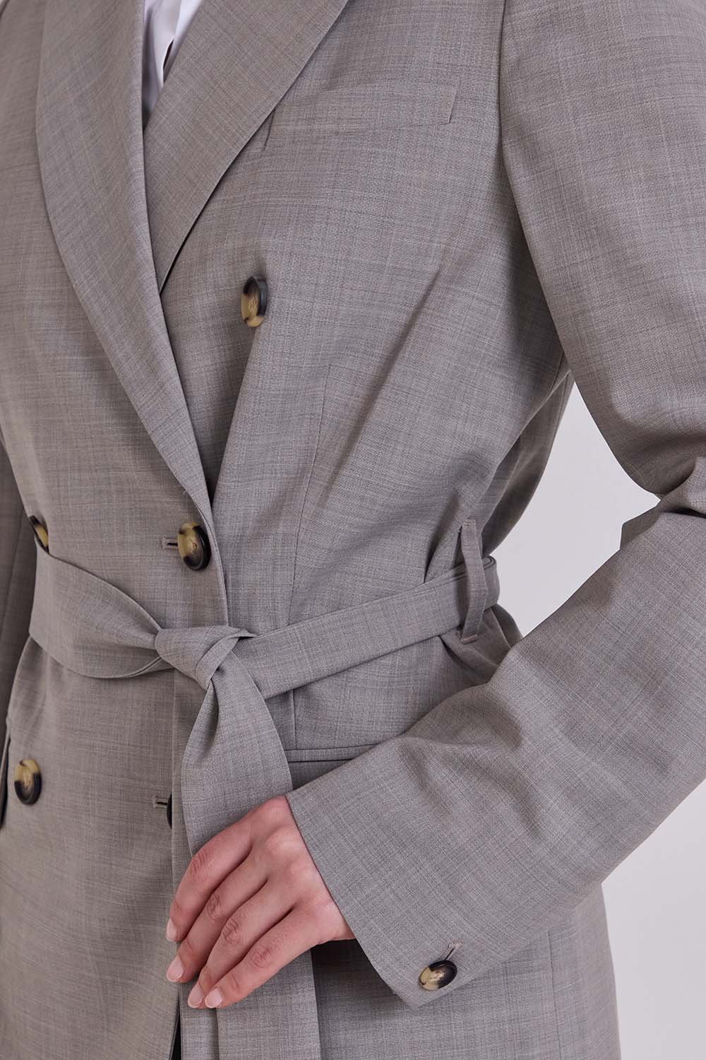 תמונת תקריב דוגמן של ז'קט צמר מחויט