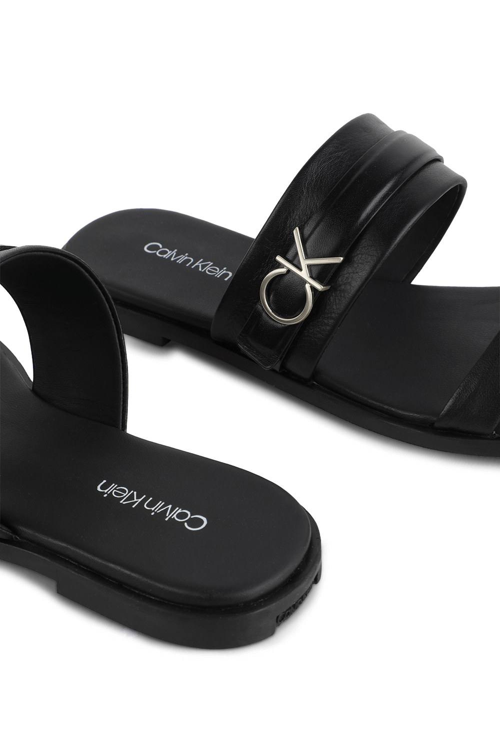 תמונת תקריב של סנדלים שטוחים מעור