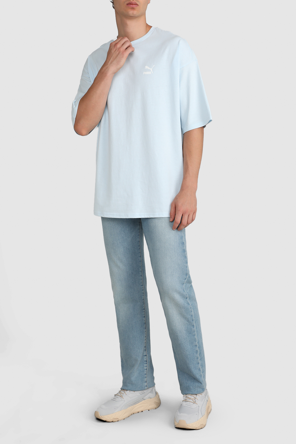 תמונת דוגמן קידמית של נעלי סניקרס אר אס