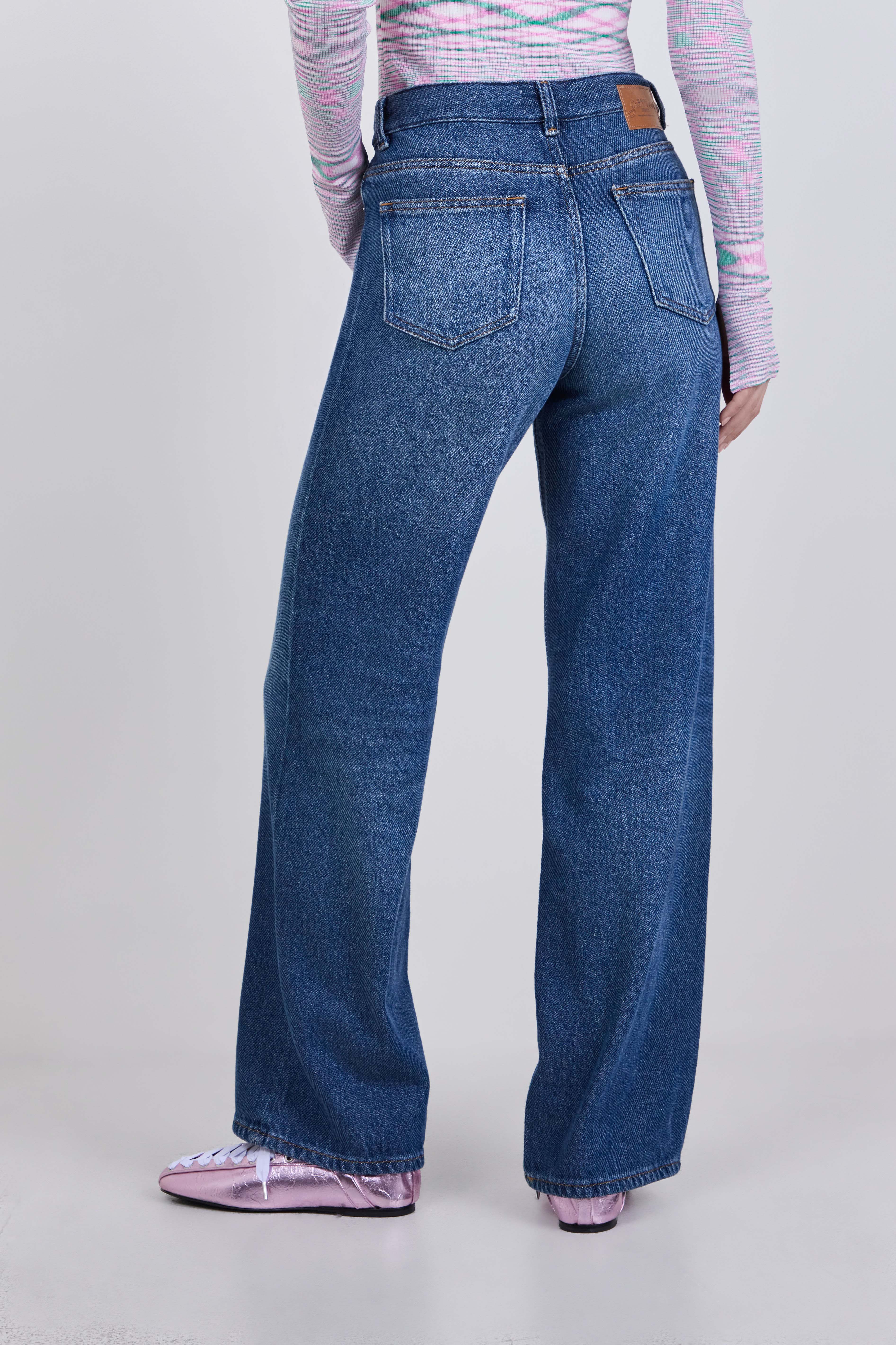 תמונת דוגמן אחורית של מכנסי ג'ינס באגי