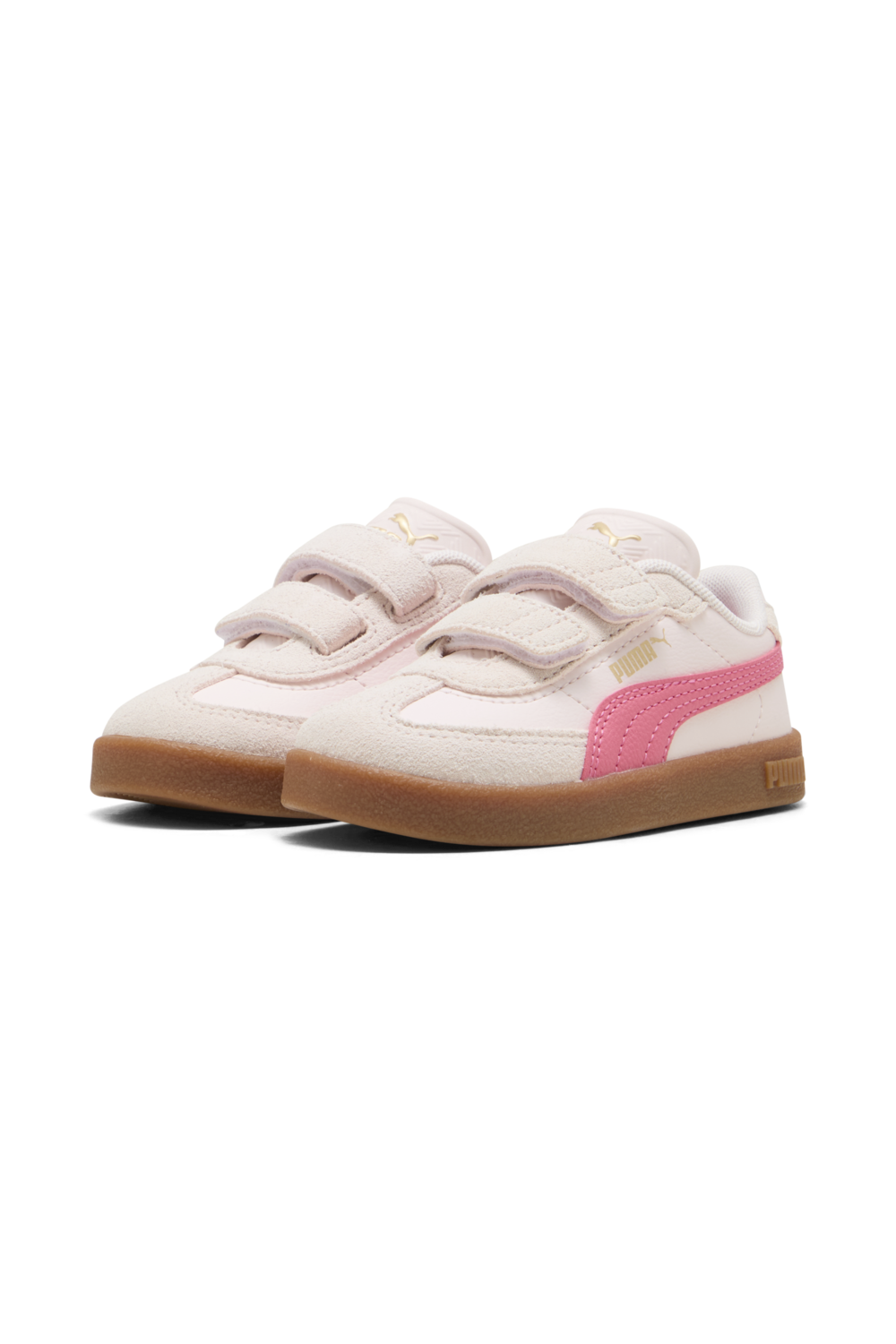 תמונת תקריב של נעלי סניקרס