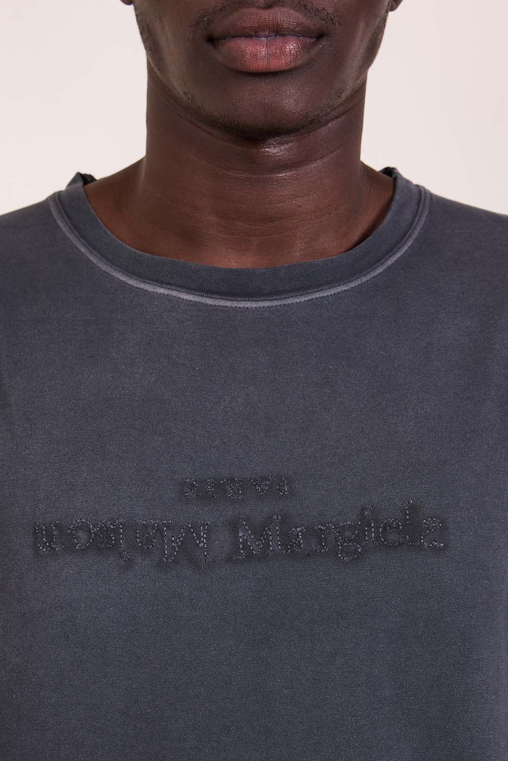 תמונת תקריב דוגמן של חולצת טי