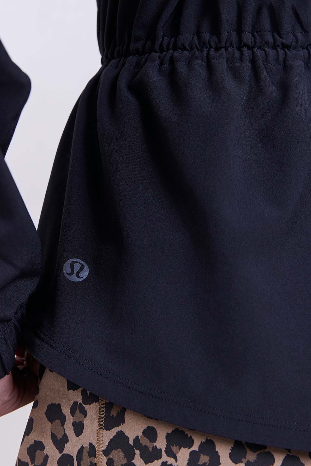 תמונת תקריב דוגמן של UV-Protective Cinch-Waist Running Jacket