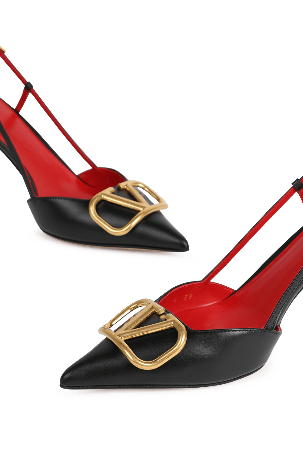 תמונת תקריב של נעלי עקב סלינג-בק בצבע שחור