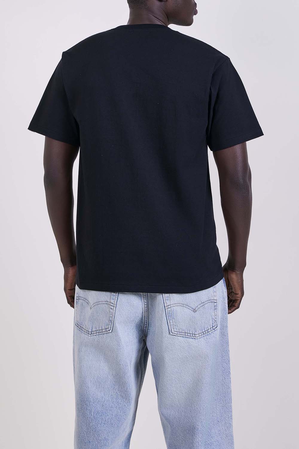 תמונת דוגמן אחורית של חולצת טי בגזרה משוחררת