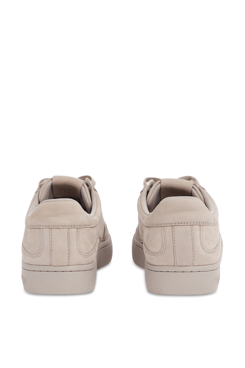 תמונת תקריב של נעלי סניקרס