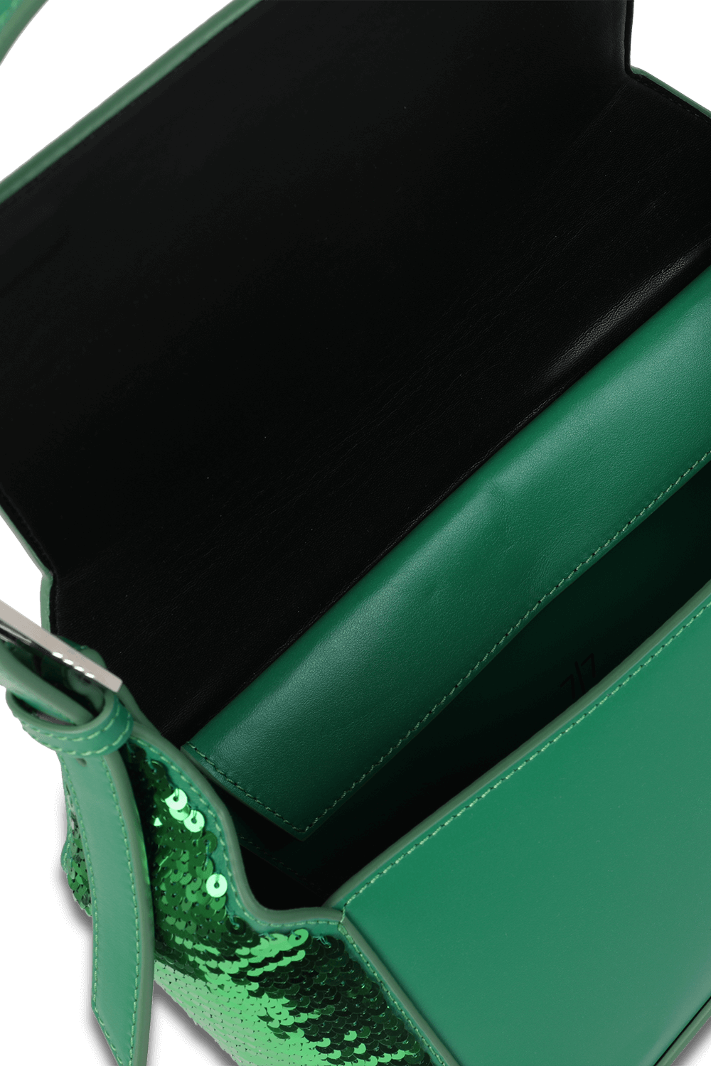 תמונת פנים של תיק כתף גיאומטרי מעור עם פייטים