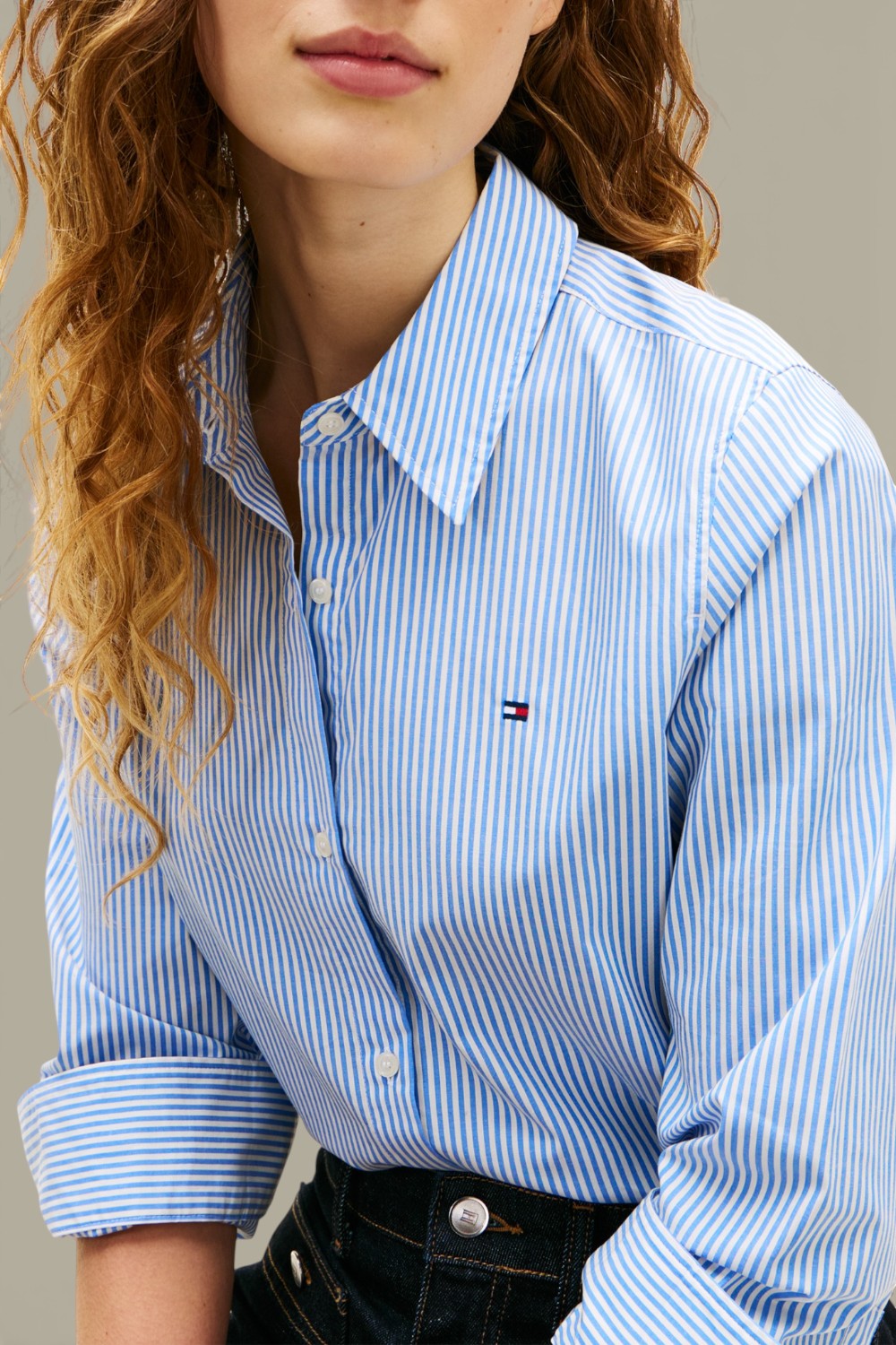 תמונת תקריב דוגמן של חולצת כפתורים