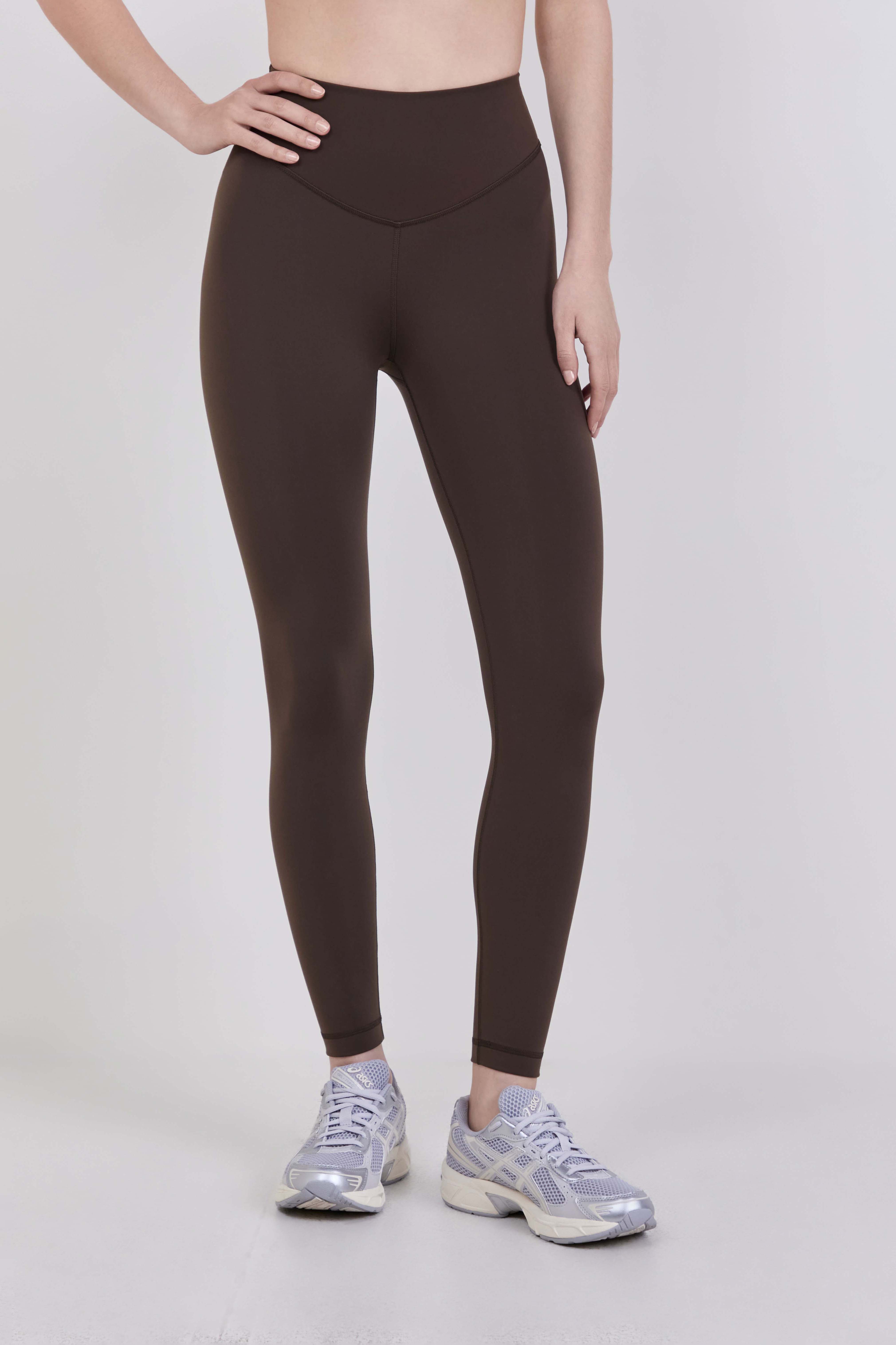 תמונת דוגמן קידמית של Wunder Under SmoothCover High-Rise Tight 25''