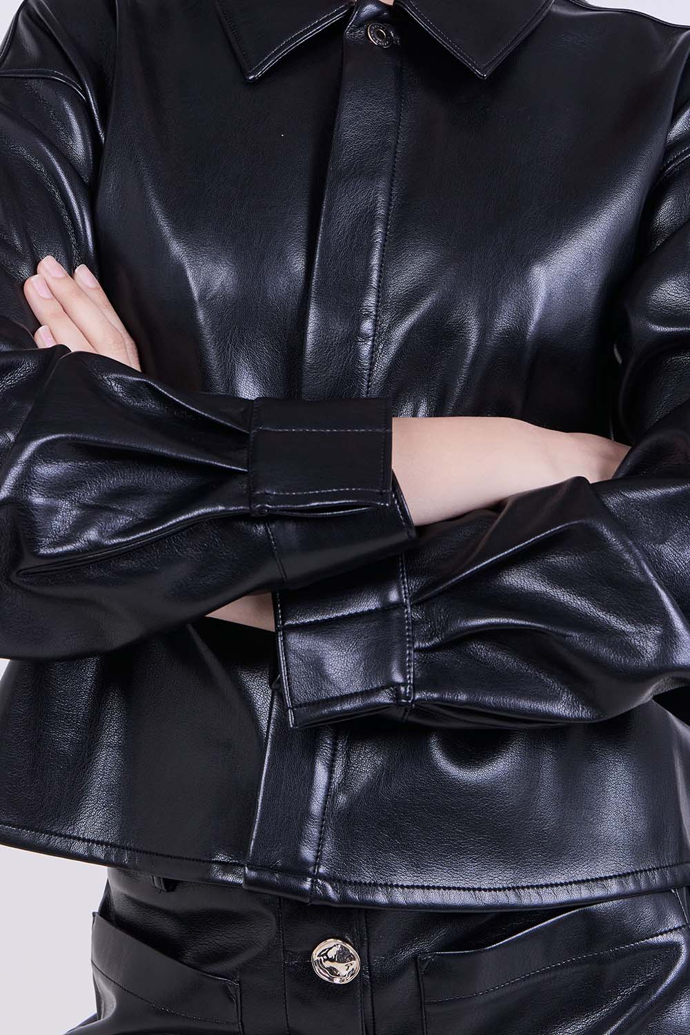 תמונת תקריב דוגמן של חולצת קרופ