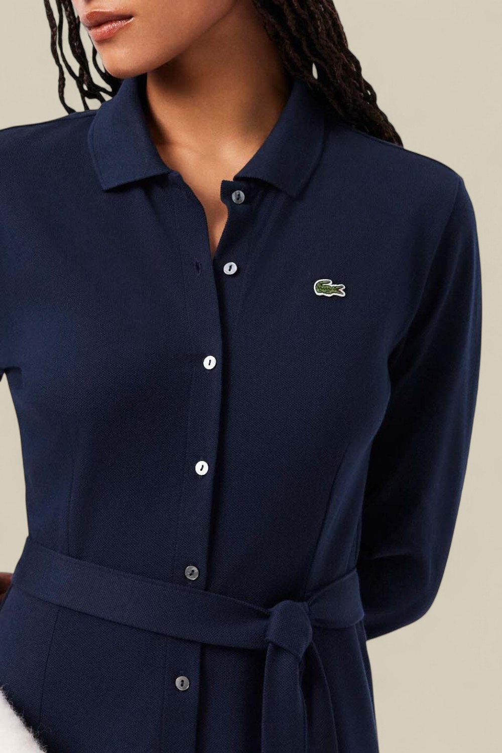 תמונת תקריב דוגמן של שמלת מקסי