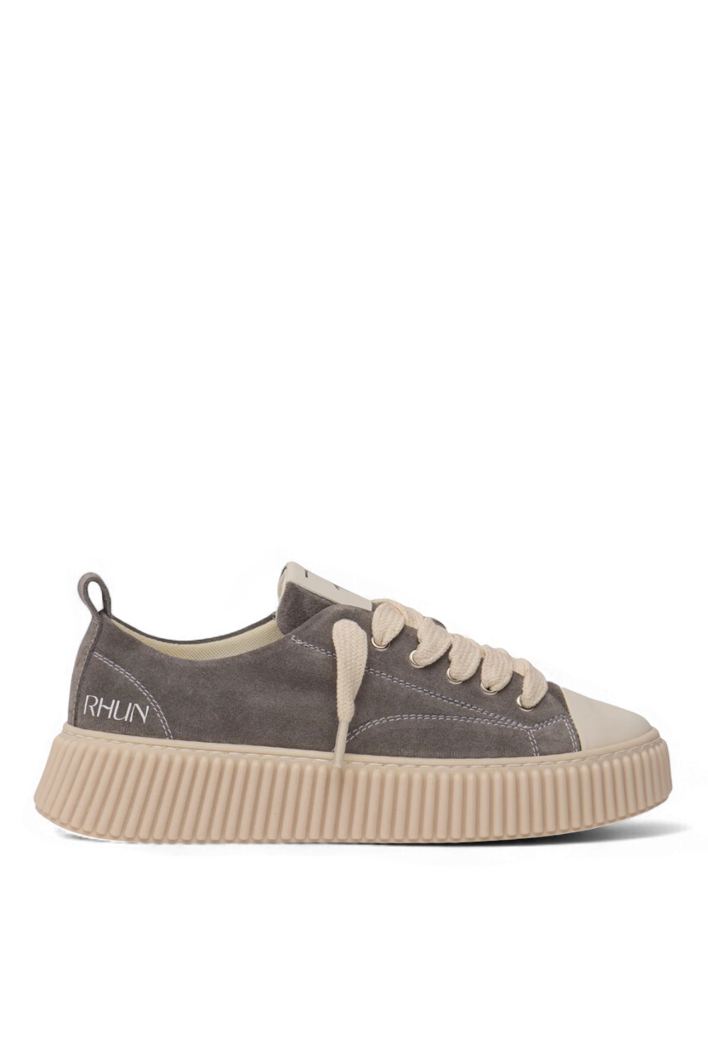 תמונה קידמית של נעלי סניקרס 2020