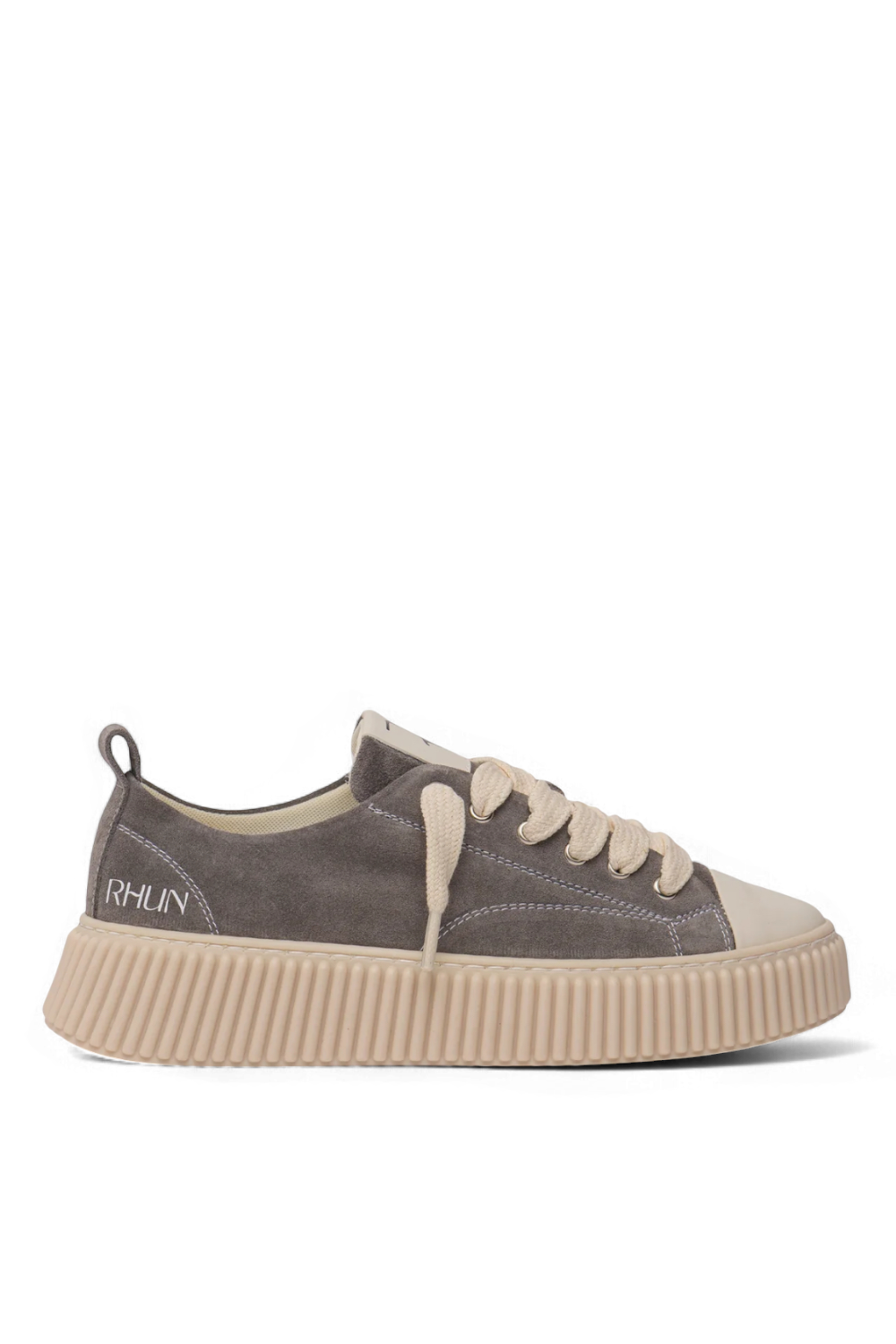 תמונה קידמית של נעלי סניקרס 2020