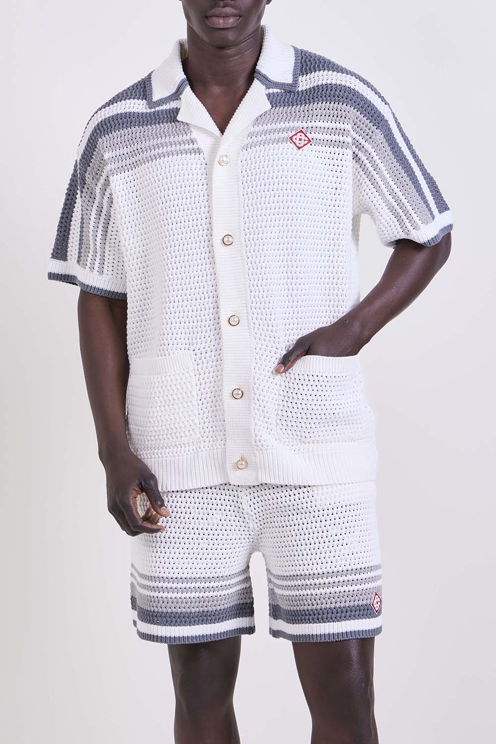 תמונת דוגמן קידמית של סריג כפתורים קרושה