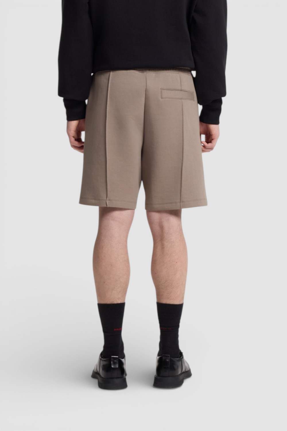 תמונת דוגמן אחורית של מכנסי ג'וגר קצרים