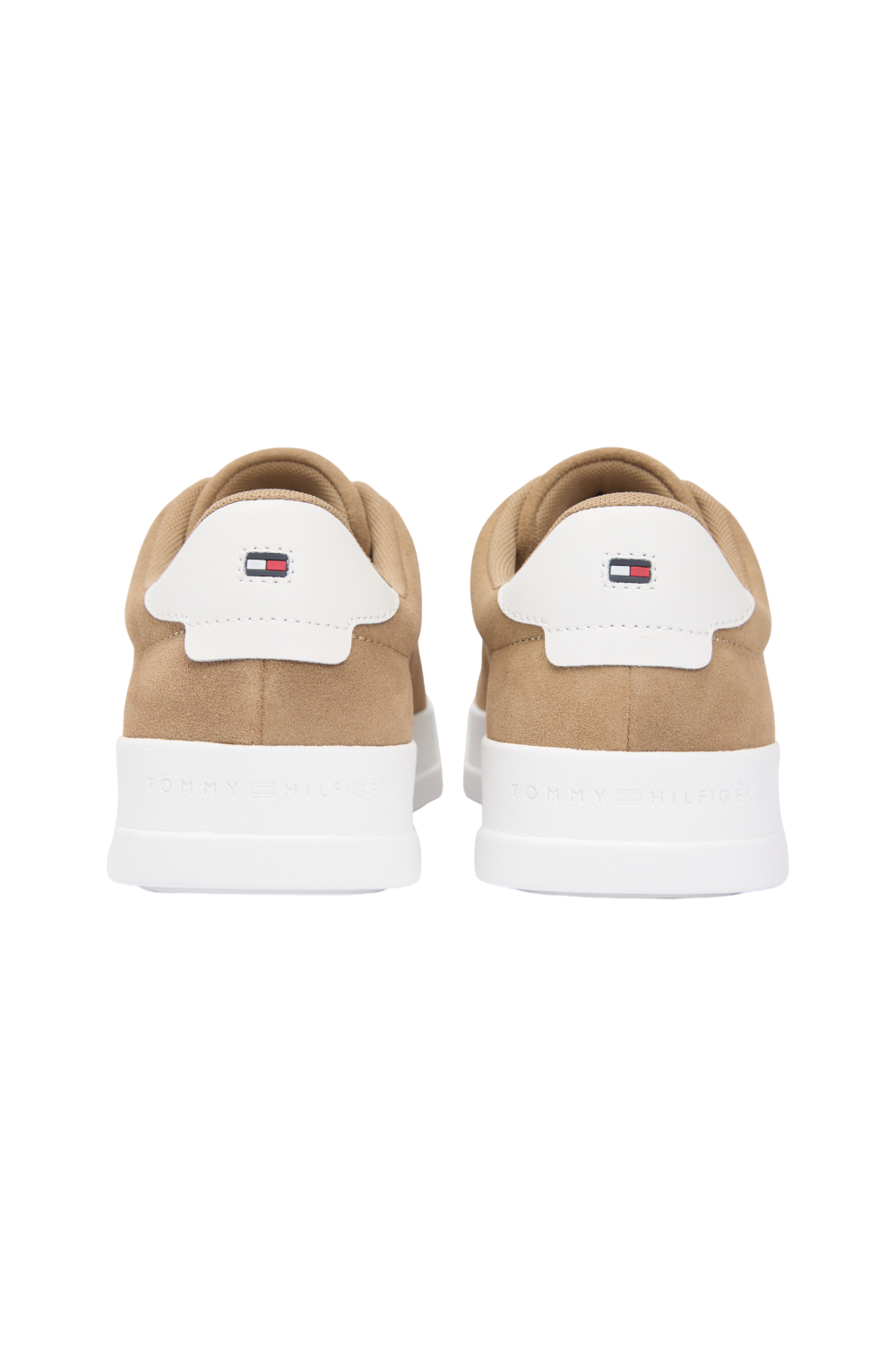 תמונת תקריב של נעלי סניקרס