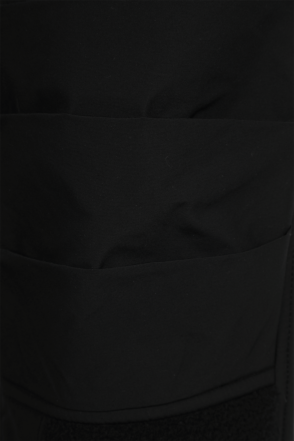 תמונה אחורית של מכנסיים גבוהים ומתרחבים עם חגורת אבזם בגוון שחור