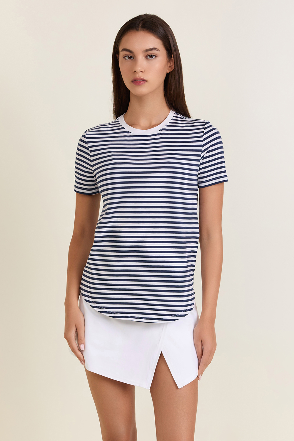 תמונת דוגמן קידמית של Love Curved-Hem Crewneck T-Shirt