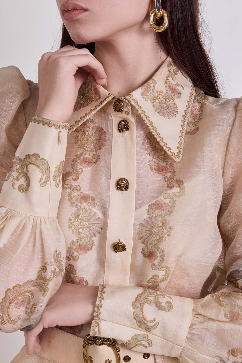 תמונת תקריב דוגמן של שמלת מיני