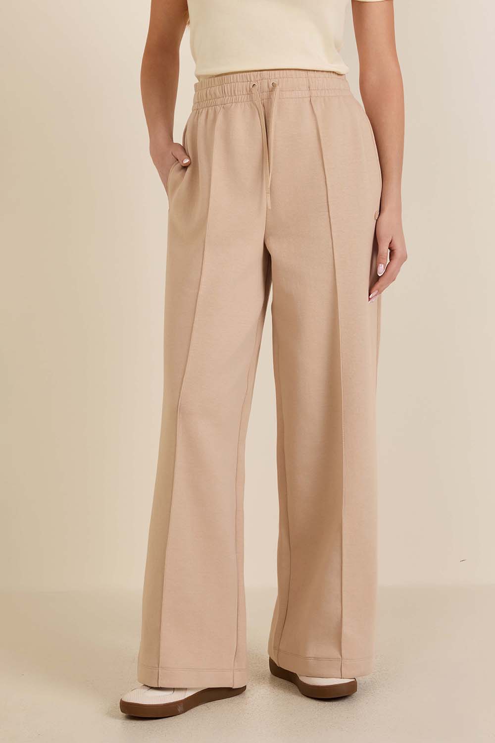 תמונת דוגמן קידמית של מכנסי ג'וגר רחבים