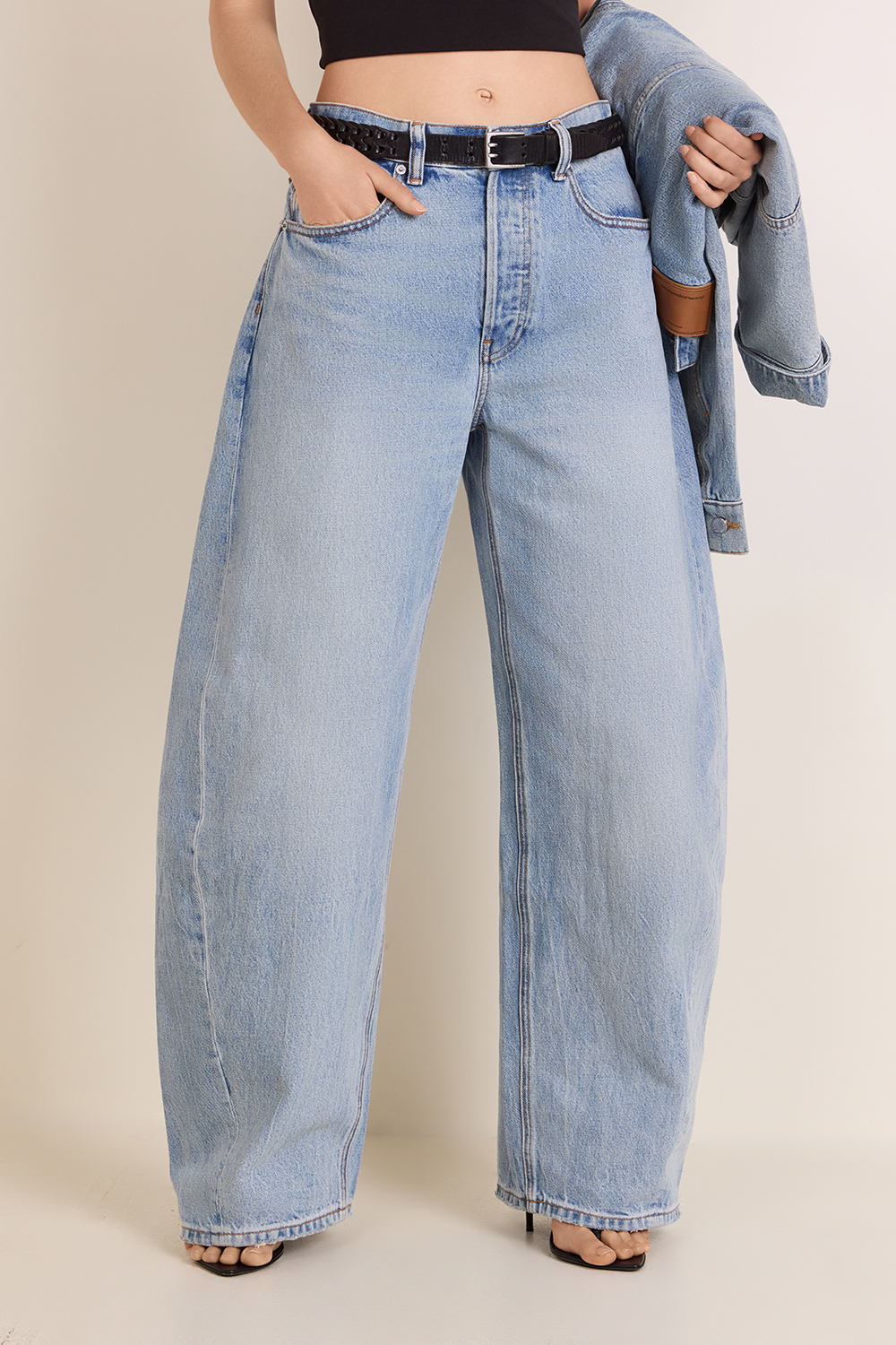 תמונת דוגמן קידמית של מכנסי ג'ינס בלון מתרחבים