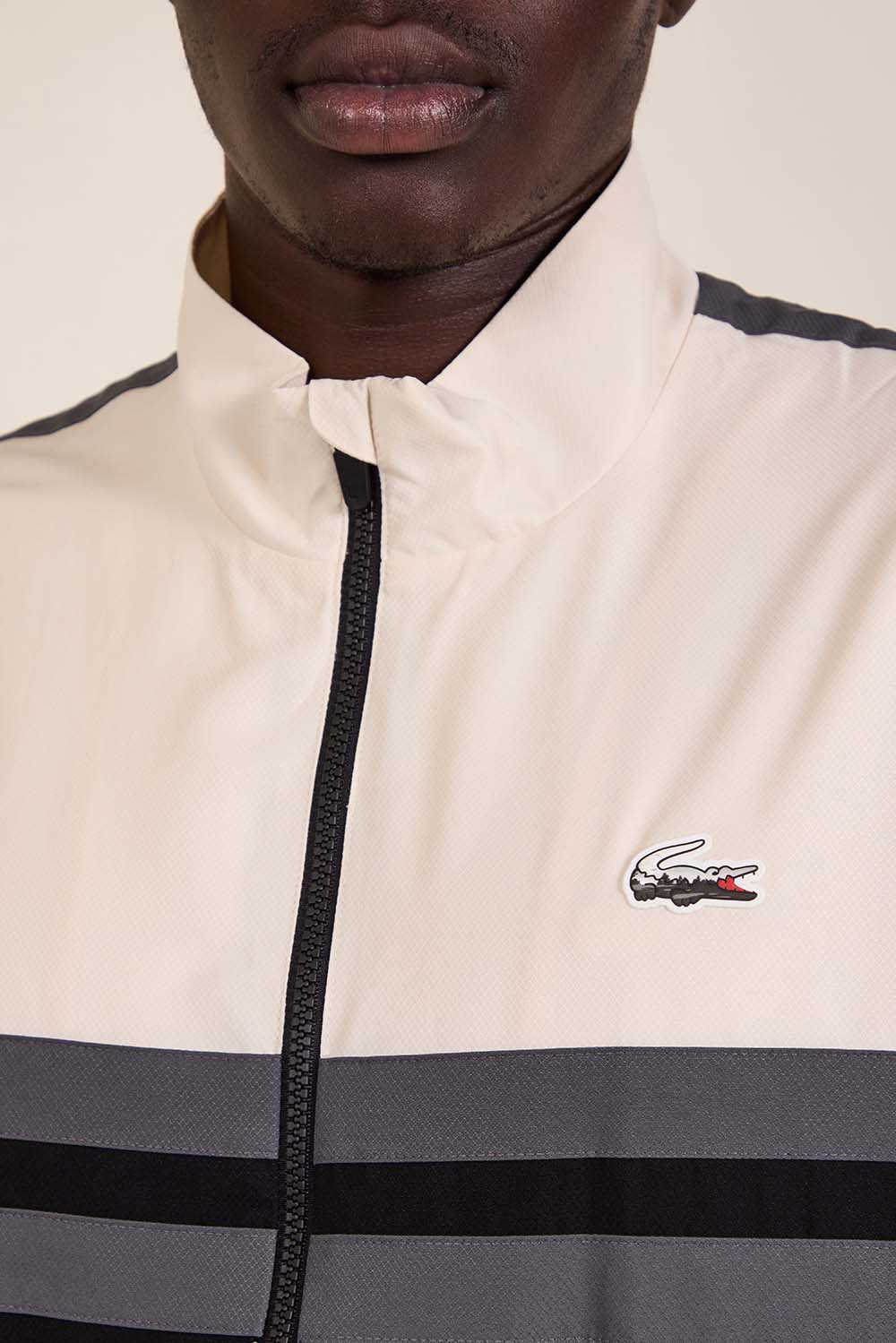 תמונת תקריב דוגמן של חליפת ג'וג