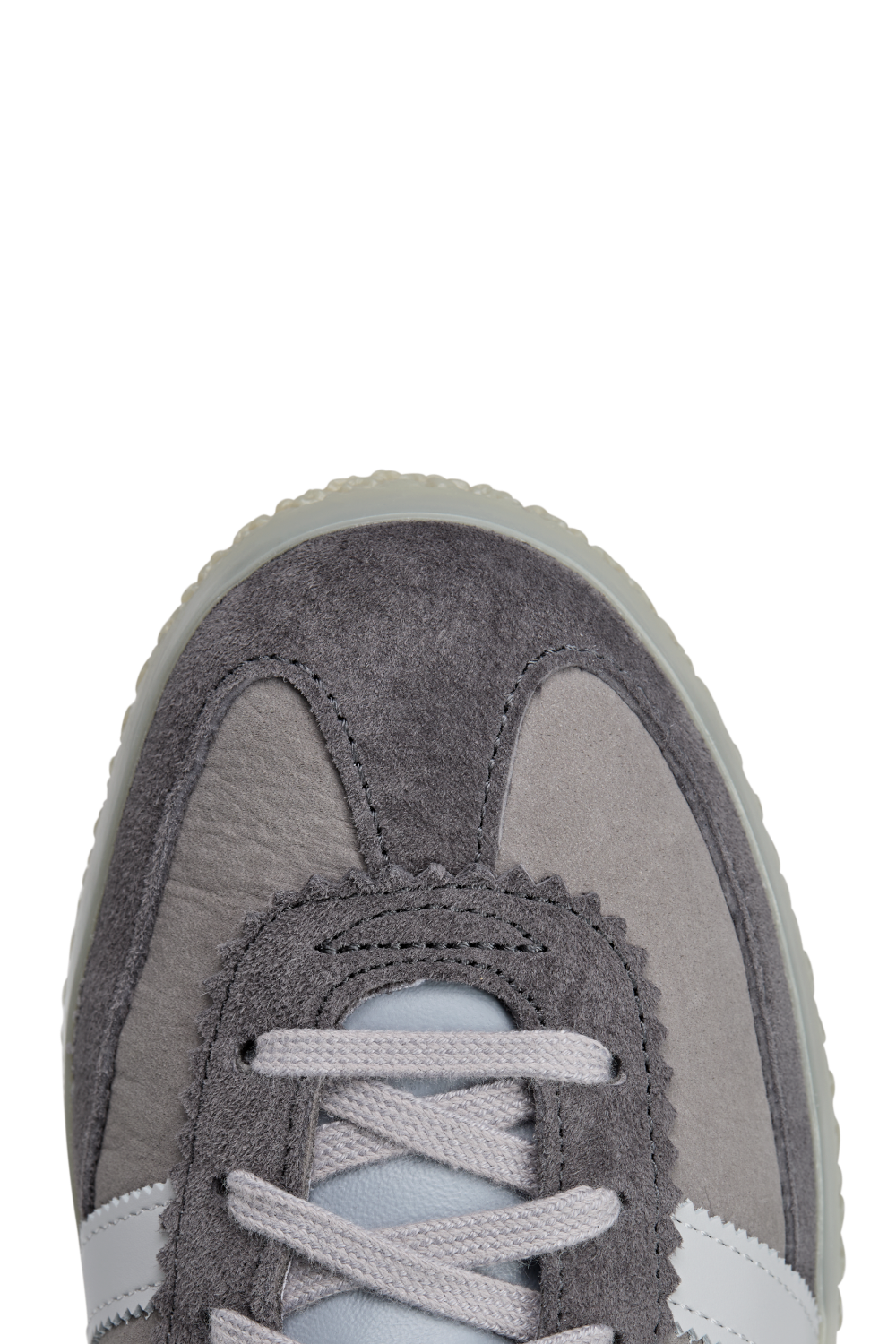 תמונת פנים של נעלי סניקרס