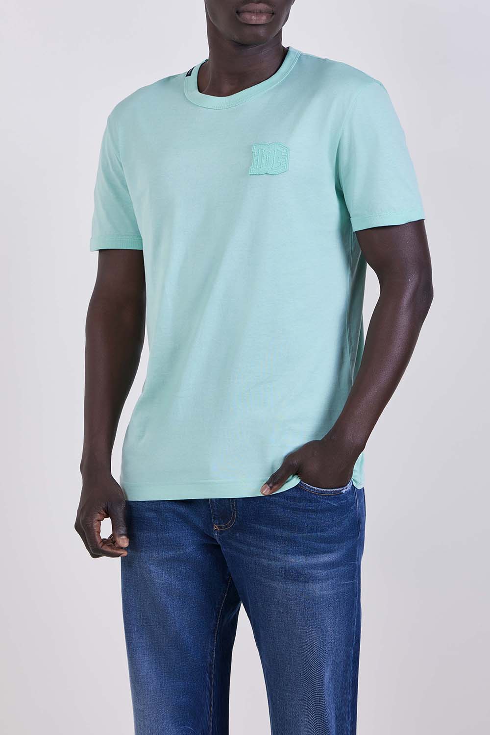 תמונת דוגמן קידמית של חולצת טי בגזרה ישרה