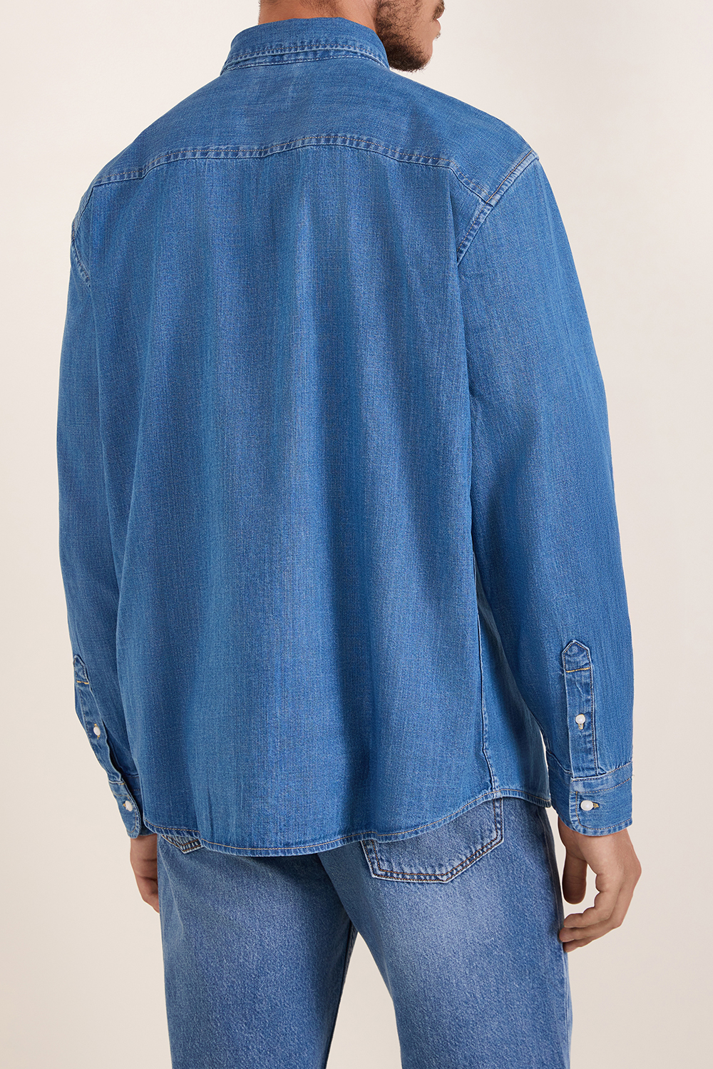 תמונת דוגמן אחורית של חולצת כפתורים ג'ינס