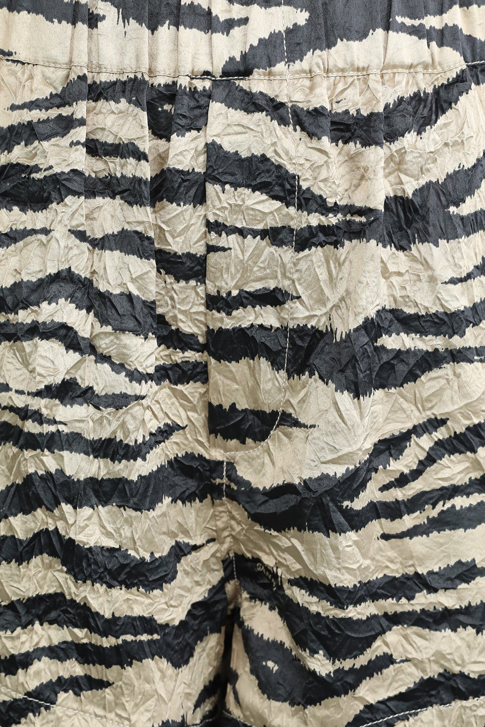 תמונת תקריב דוגמן של מכנסיים קצרים בהדפס זברה