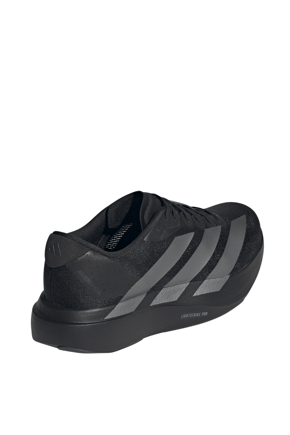 תמונת תקריב של נעלי סניקרס