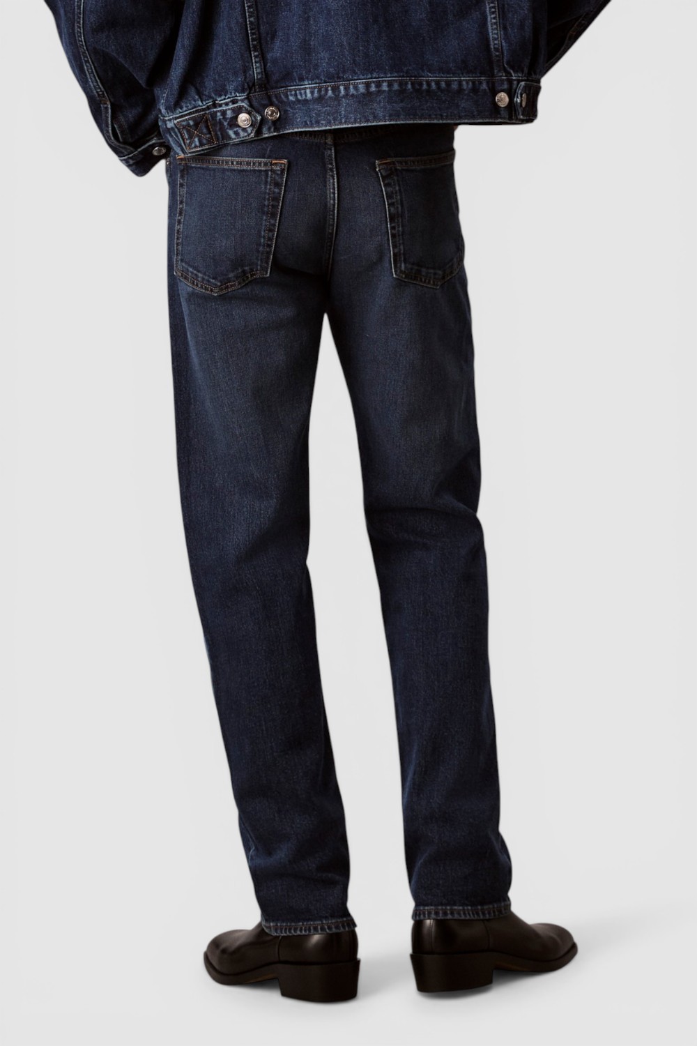 תמונת דוגמן אחורית של מכנסי ג'ינס בגזרה ישרה