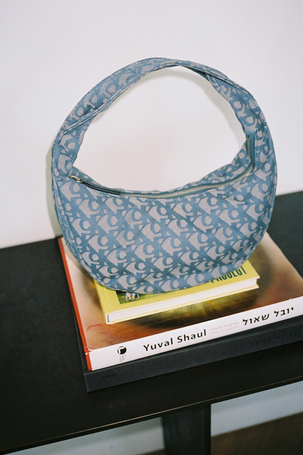 תמונת אווירה של תיק כתף ג'ינס